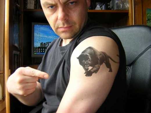 Tatuagem no ombro de um cara em forma de pantera negra