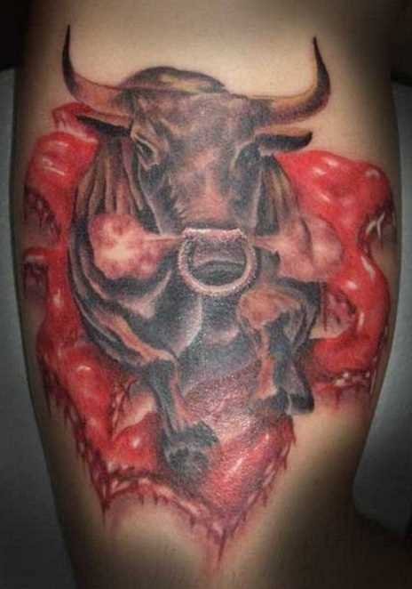 Tatuagem no ombro de um cara em forma de um touro