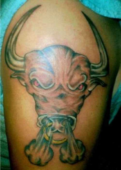 Tatuagem no ombro de um cara em forma de uma cabeça de um touro
