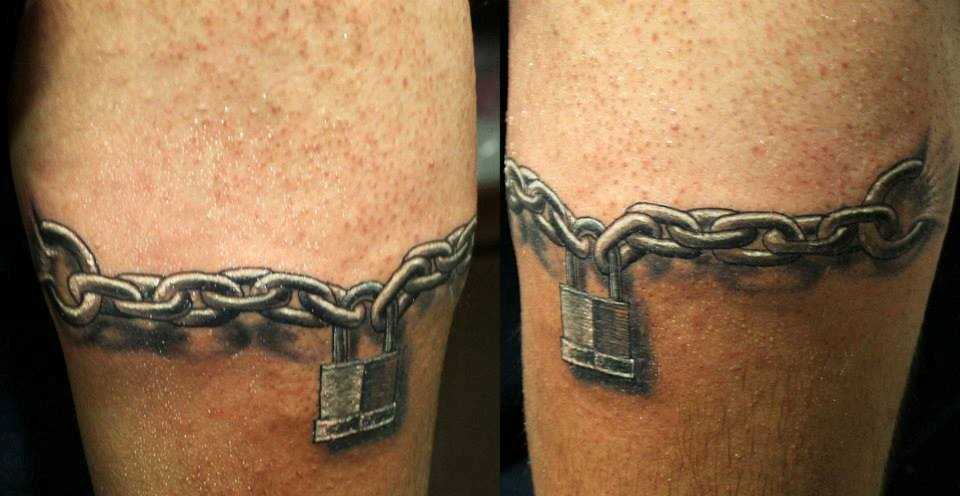 Tatuagem no ombro de um cara em forma de uma cadeia de bloqueio