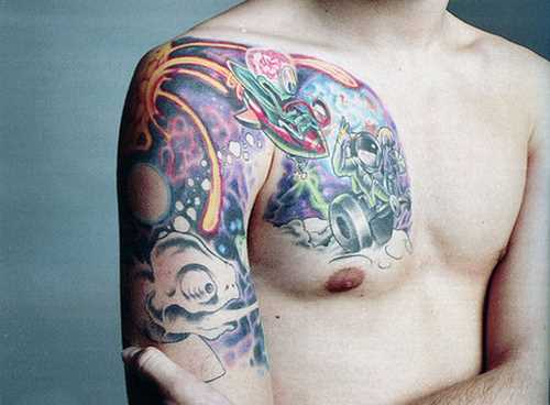 Tatuagem no ombro de um cara - espaço sideral