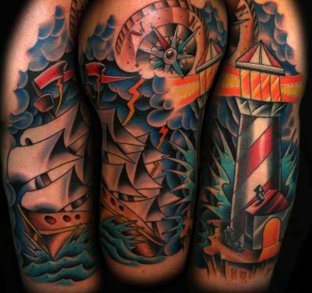 Tatuagem no ombro de um cara - farol, rosa-dos-ventos e o navio