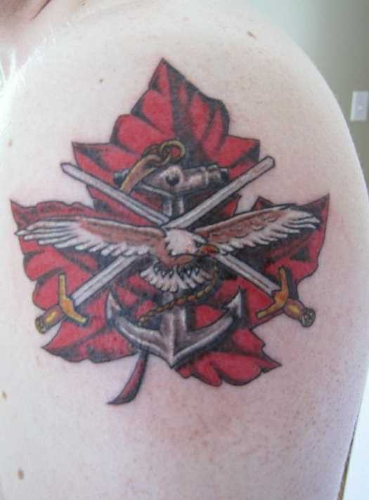 Tatuagem no ombro de um cara - folha vermelha