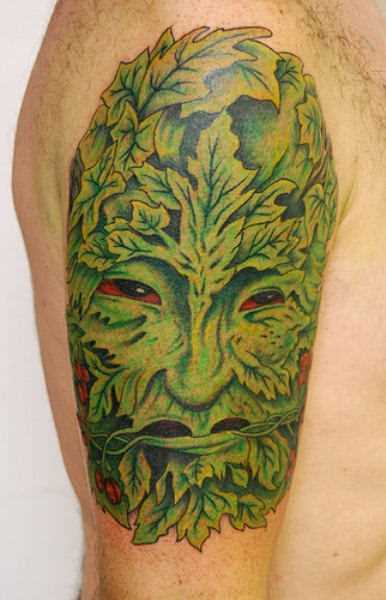 Tatuagem no ombro de um cara - folhas