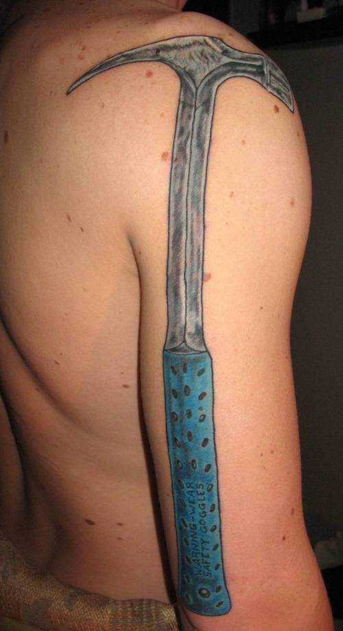 Tatuagem no ombro de um cara grande em forma de martelo