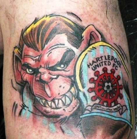 Tatuagem no ombro de um cara - ímpios macaco