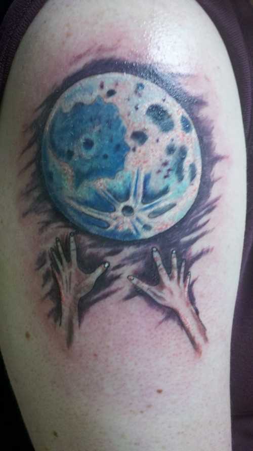 Tatuagem no ombro de um cara - no espaço planeta