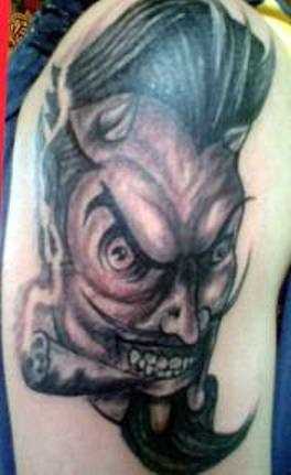 Tatuagem no ombro de um cara - o diabo com o cigarro