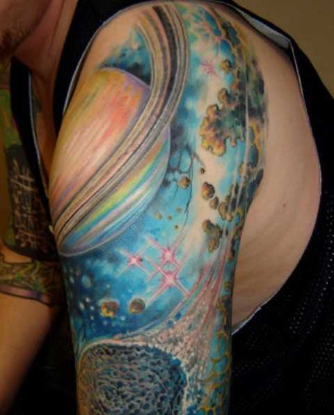 Tatuagem no ombro de um cara - o espaço com os planetas