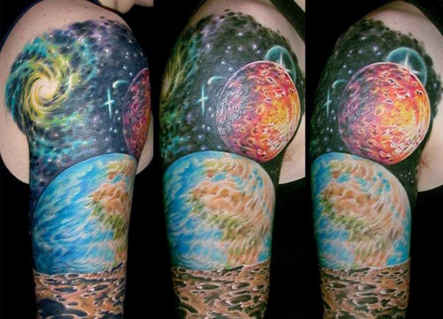 Tatuagem no ombro de um cara - o espaço e o planeta