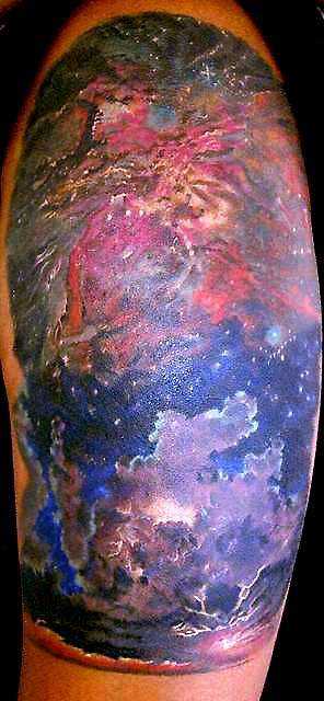 Tatuagem no ombro de um cara - o espaço e o relâmpago