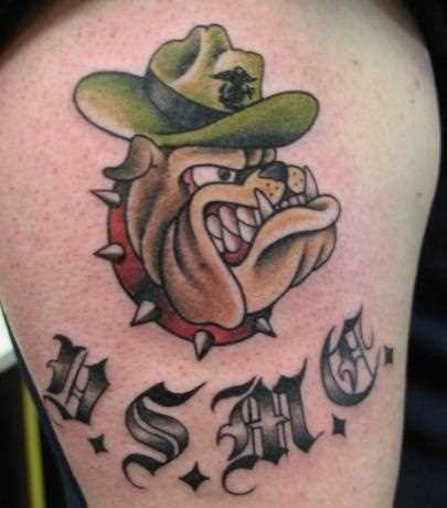 Tatuagem no ombro de um cara - o mal cão e inscrição