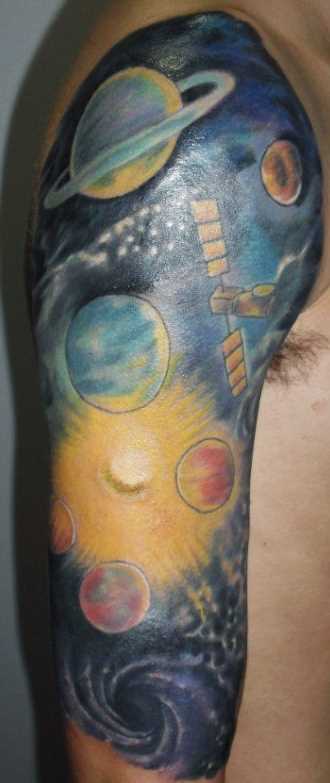 Tatuagem no ombro de um cara planeta no espaço