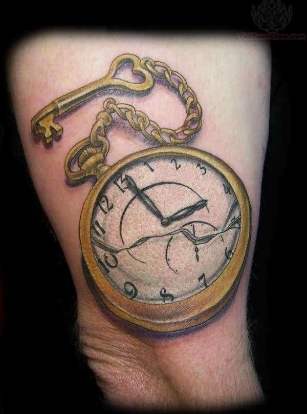 Tatuagem no ombro de um cara - relógio de bolso com chave