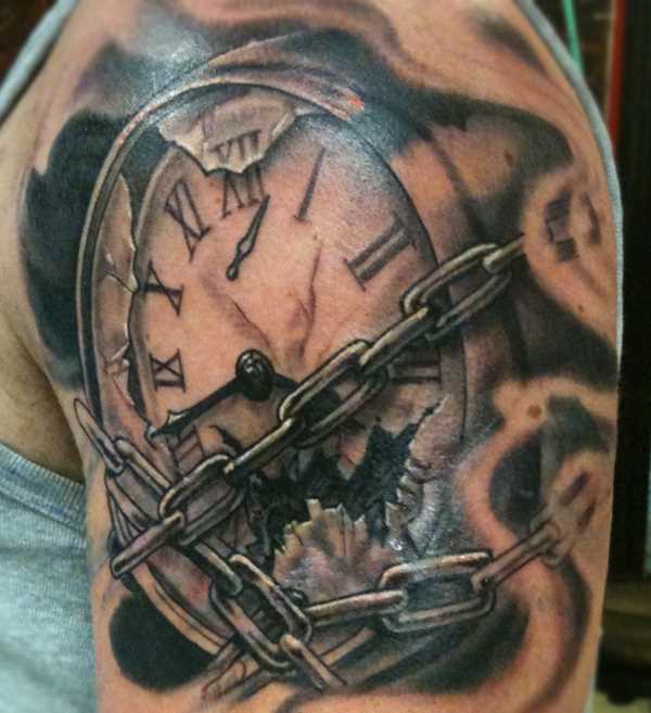 Tatuagem no ombro de um cara - relógio e a corrente
