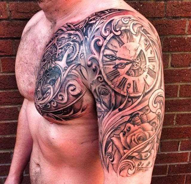 Tatuagem no ombro de um cara - relógio e rosa