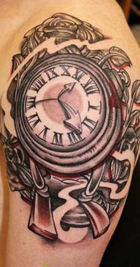 Tatuagem no ombro de um cara - relógios