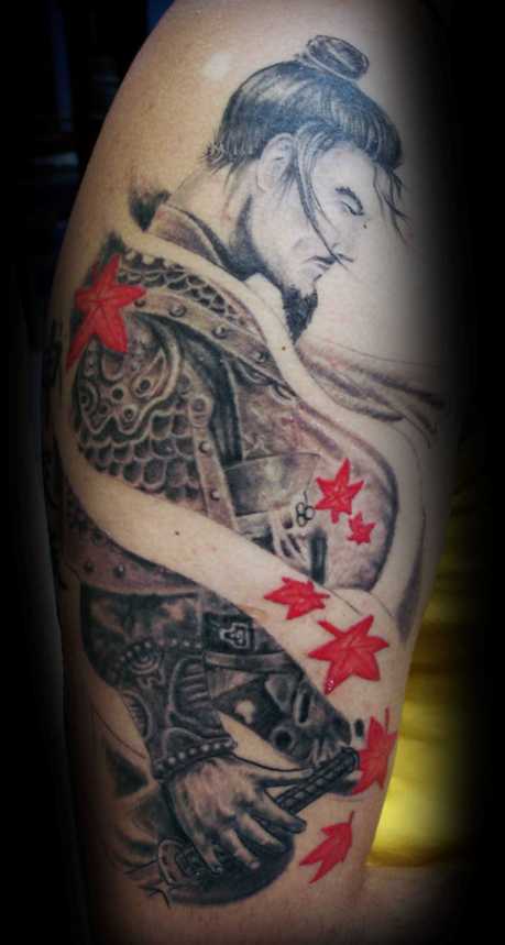 Tatuagem no ombro de um cara - samurai
