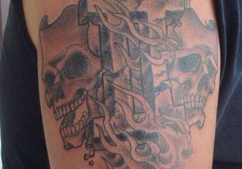 Tatuagem no ombro de um cara - signo de gêmeos, o crânio e o fogo