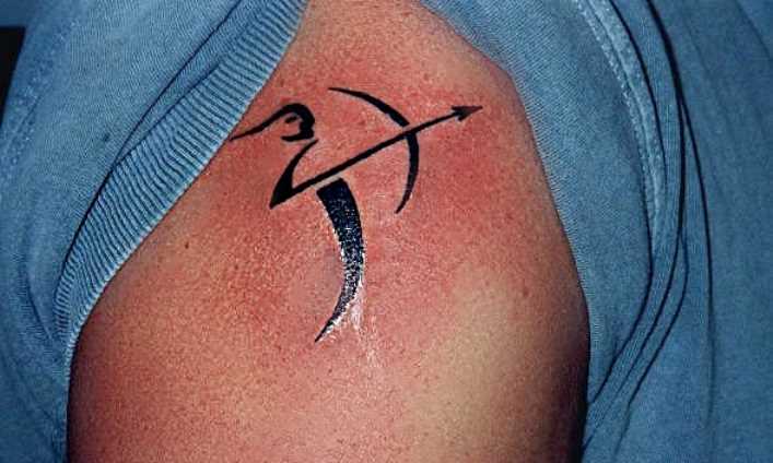Tatuagem no ombro de um cara - signo de sagitário