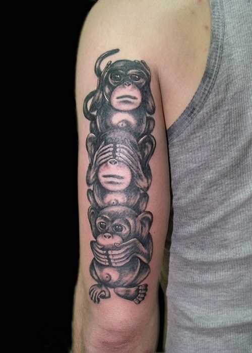 Tatuagem no ombro de um cara - três macacos