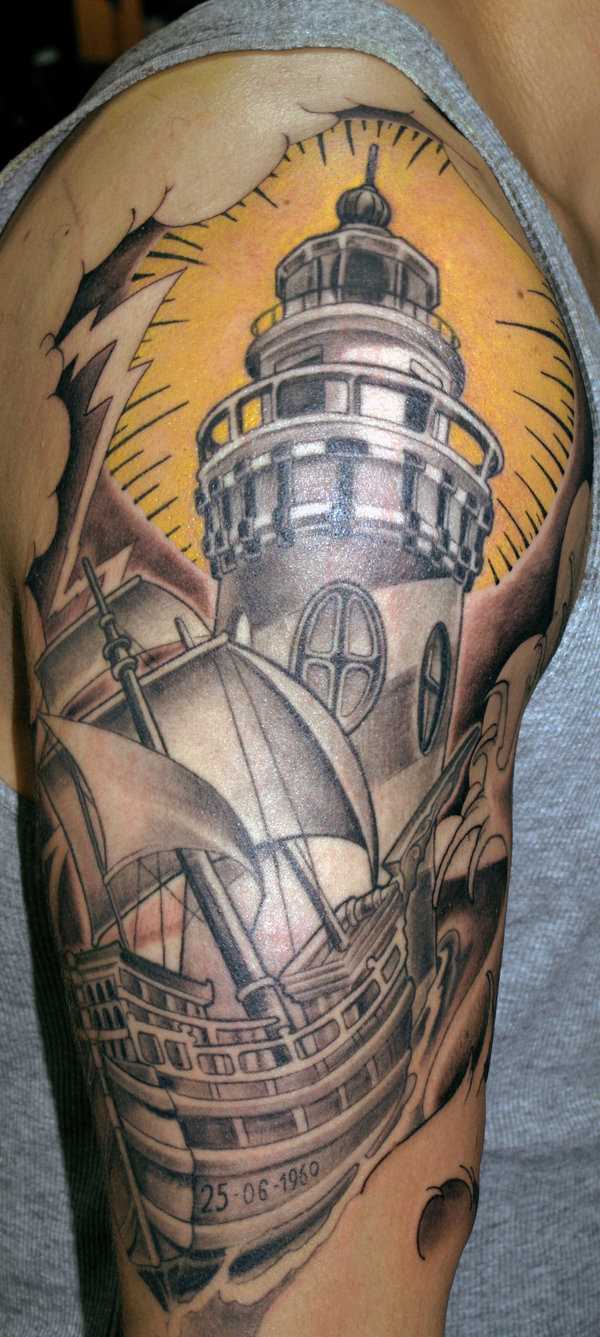 Tatuagem no ombro de um cara - um farol e um navio