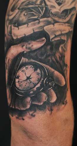 Tatuagem no ombro do cara na mão - de relógios de bolso