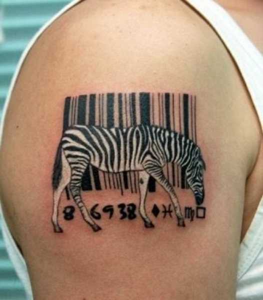 Tatuagem no ombro do cara - o código de barras e zebra