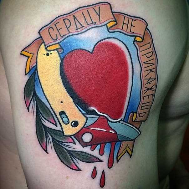 Tatuagem no ombro do cara - o coração e a inscrição