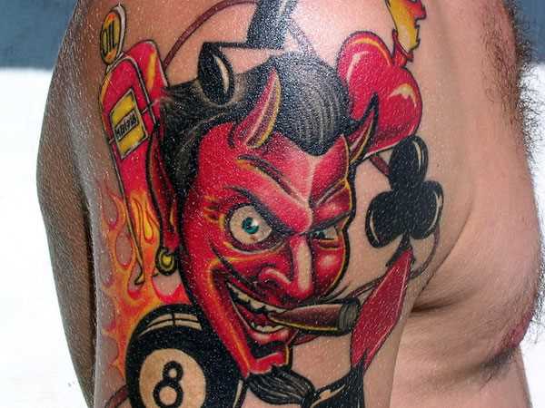 Tatuagem no ombro do cara - o diabo com o cigarro e o coração
