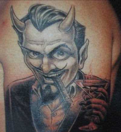 Tatuagem no ombro do cara - o diabo com o cigarro