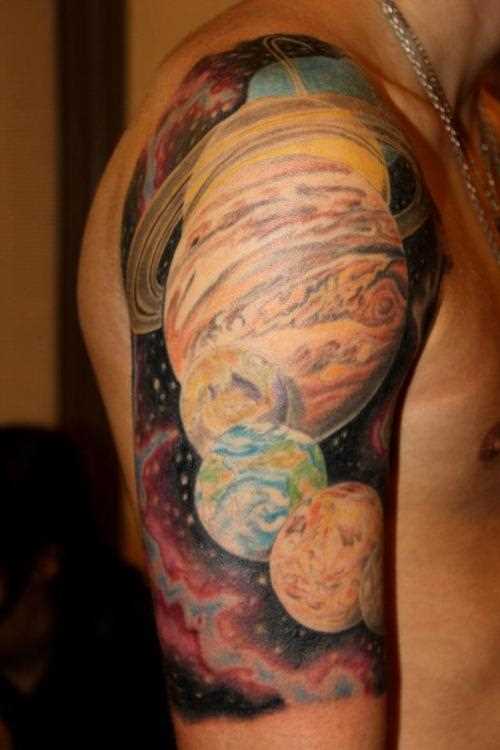 Tatuagem no ombro do cara - o espaço com os planetas