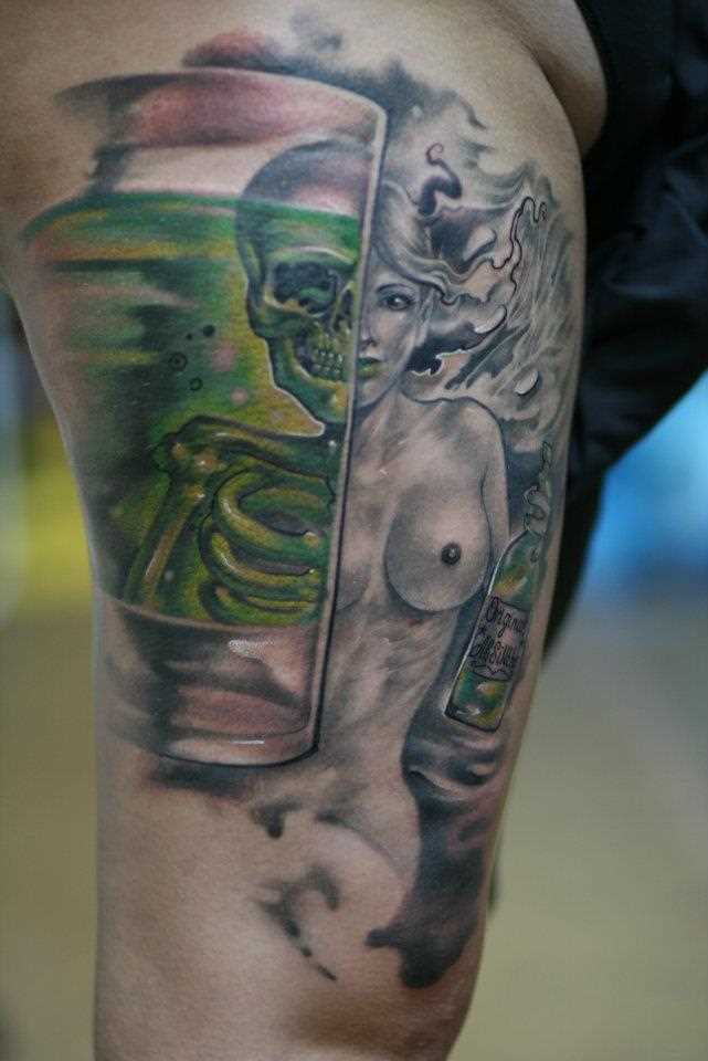 Tatuagem no ombro do cara - o esqueleto e a menina com uma garrafa de