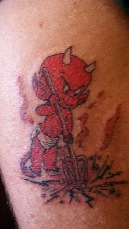 Tatuagem no ombro do cara - o pequeno demônio