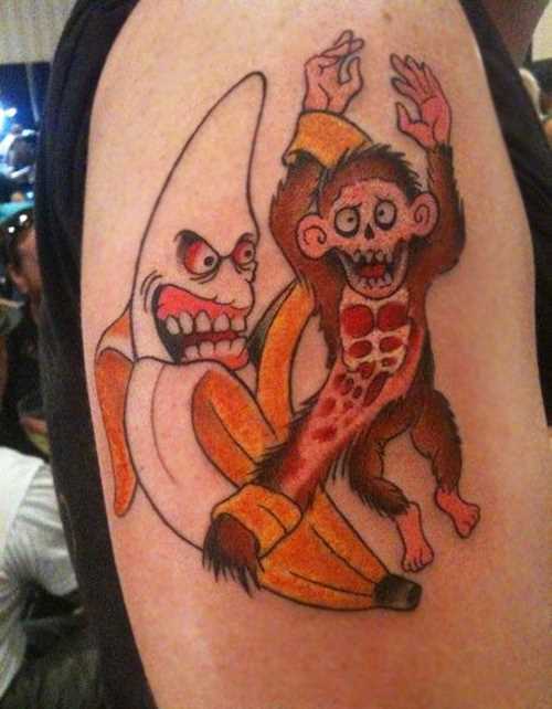 Tatuagem no ombro do homem - macaco e banana