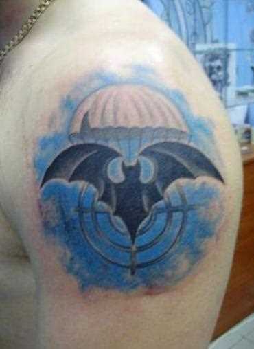 Tatuagem no ombro do homem - morcego