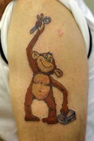 Tatuagem no ombro o homem - macaco-assistente