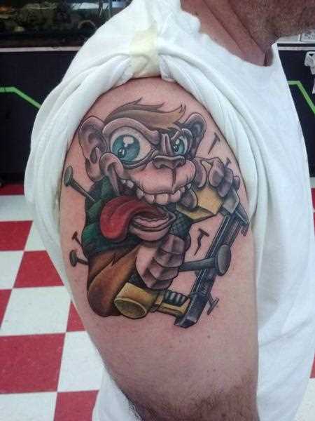 Tatuagem no ombro o homem - macaco-carpinteiro