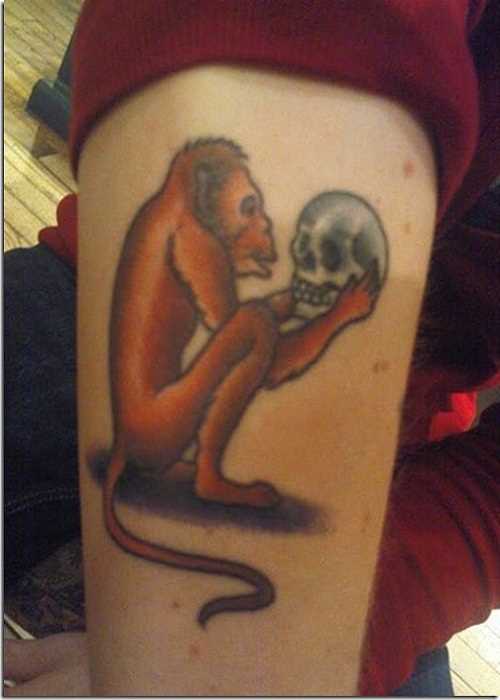 Tatuagem no ombro o homem - macaco com uma caveira