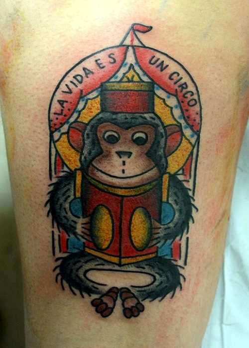 Tatuagem no ombro o homem - macaco, e a inscrição