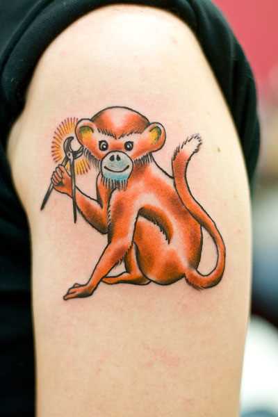 Tatuagem no ombro o homem - macaco