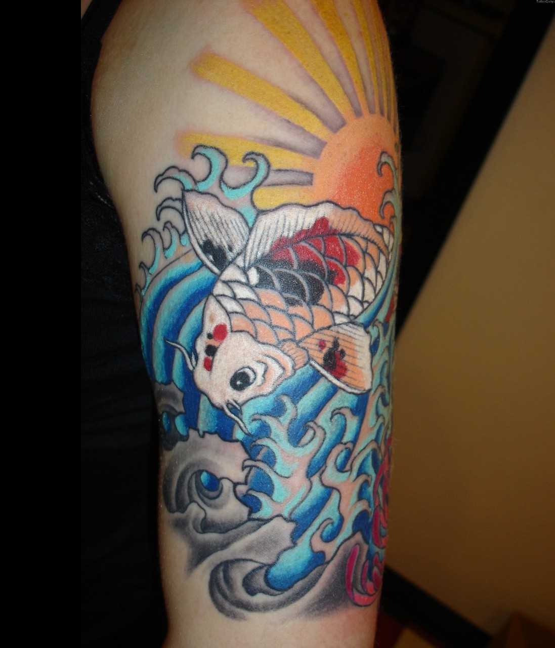 Tatuagem no ombro o homem - peixe e o sol