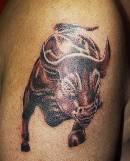 Tatuagem no ombro o homem - touro