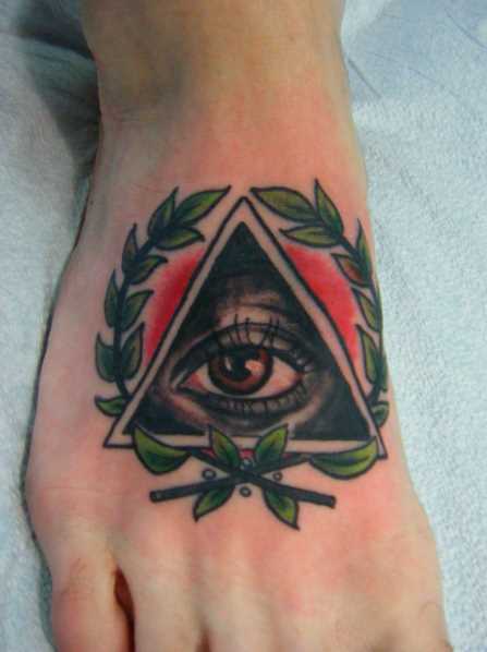 Tatuagem no pé da menina - a pirâmide com o olho