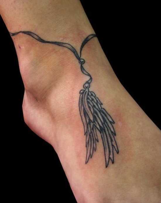 Tatuagem no pé da menina - asas em uma pulseira