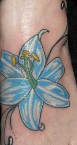 Tatuagem no pé da menina - azul lírio