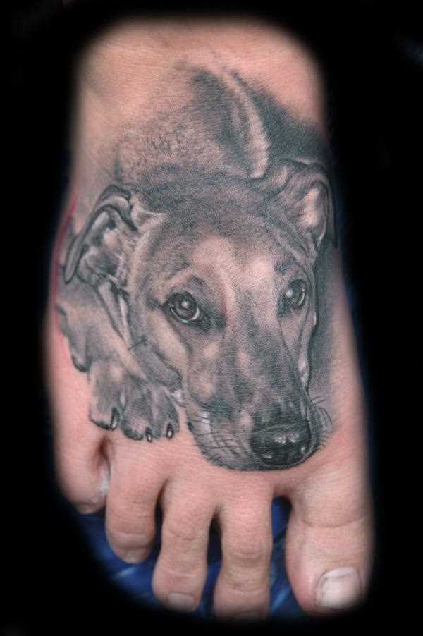 Tatuagem no pé da menina - cão