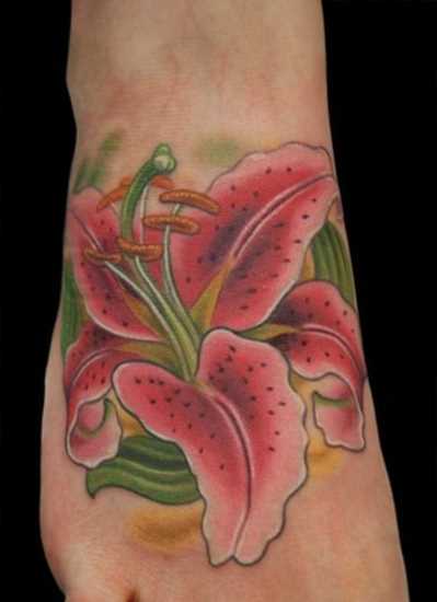 Tatuagem no pé da menina - cor-de-rosa do lírio
