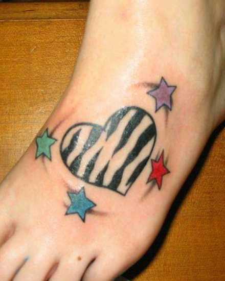 Tatuagem no pé da menina, coração e estrela