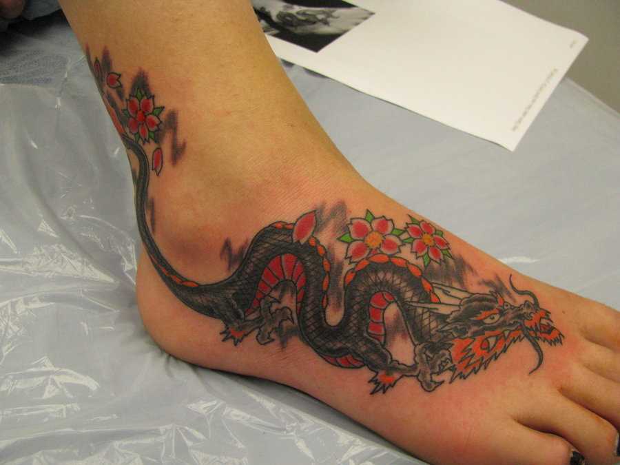 Tatuagem no pé da menina de dragão, e sakura
